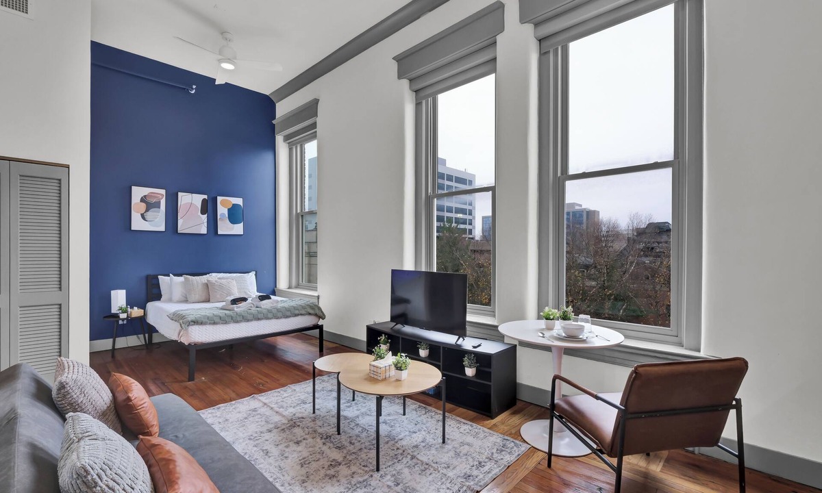 Old Louisville Apartment | Near Hospitals & DT ~ Vivid+Parking+W/D+Churchill