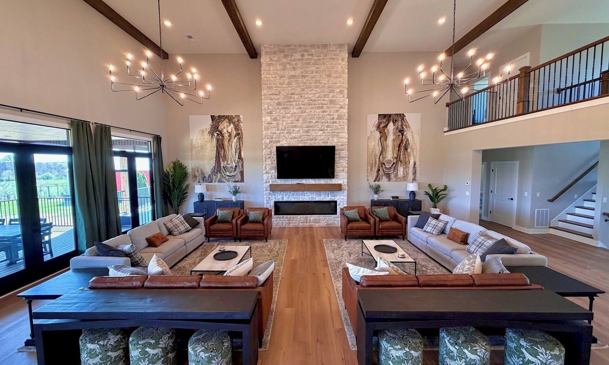 Nazareth House | New 10 BR Luxury | Sleeps 20 | Bourbon Country