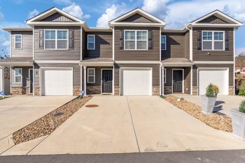 Bluff City House | New 3BR Raceday Retreat - Steps from Speedway