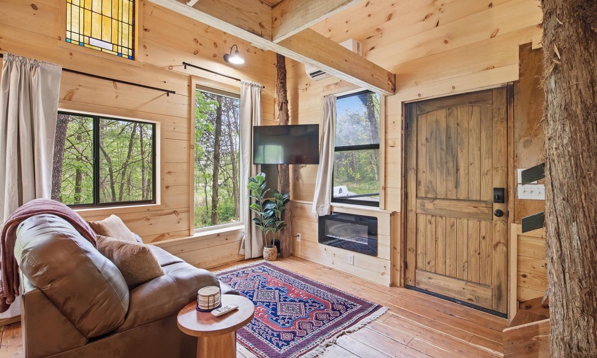 Trenton Cabin | NEW! Cedarbrook Treehouse | Rural Retreat | Hot tub + Dog Friendly