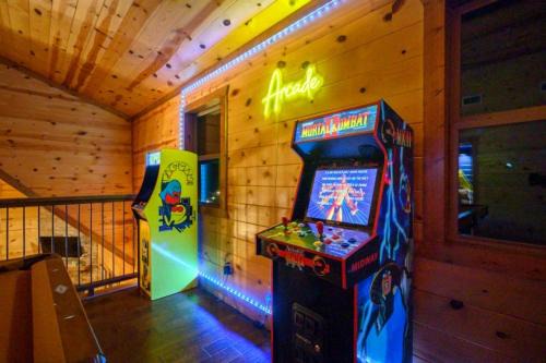 Hochatown House | NEW Game Room w Hot Tub Family Broken Bow