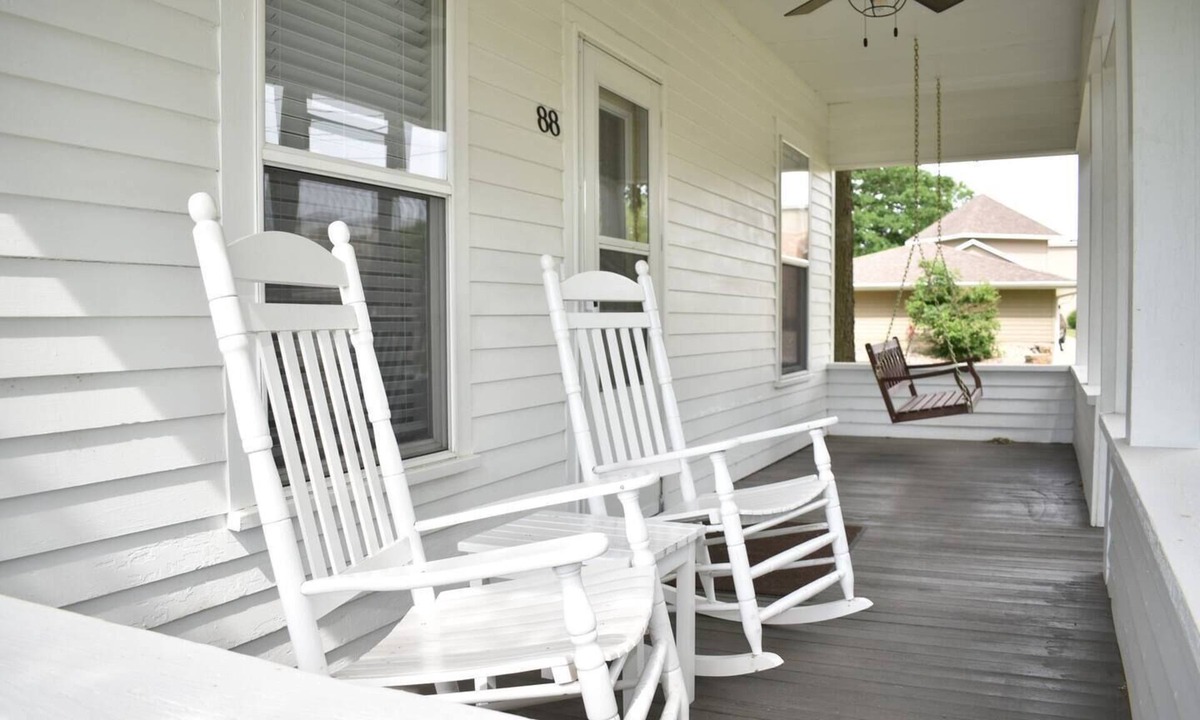 Arnolds Park House | New Kitchen,FirePit,FamFriendly,Sleeps10:LakeLux
