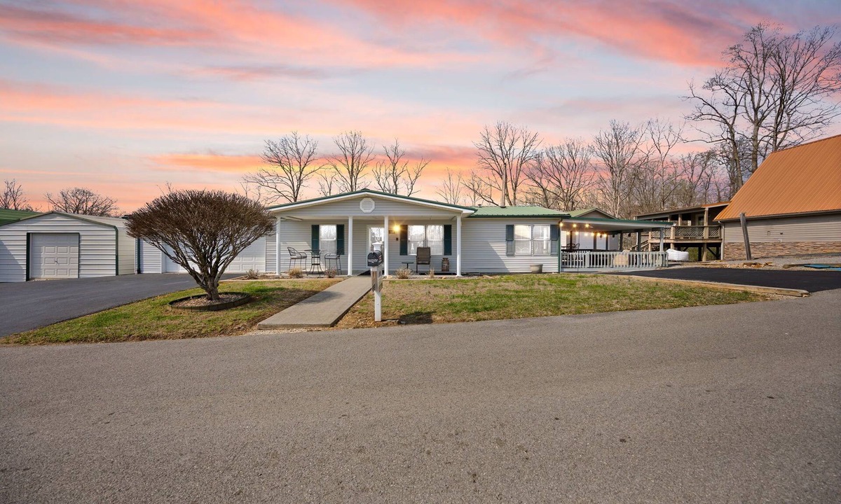 Burkesville House | NEW listing 3/2!Boat Slip<1 mile DHL/Sulphur Crk-hosted by Cumberland Collective