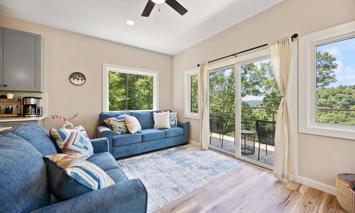 Celina House | NEW listing~hot tub~MNT views~container home-2bed/2bath