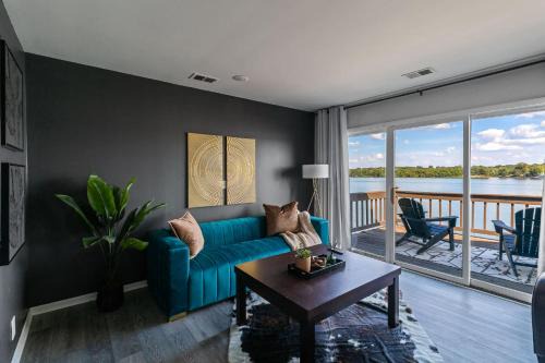 Utica House | New Renovated 5BD Home with Hot Tub Sauna & Game Rm