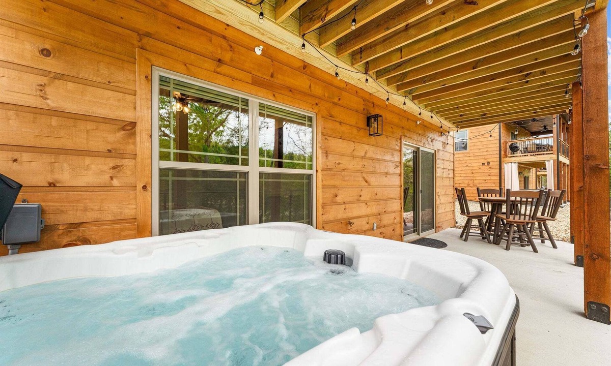 Hollister House | New Tall Timbers Cabin w Private Hot Tub Billiards Cmty Pools&Fishing Pond Free Tickets