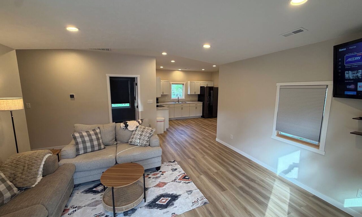 Knox County House | Newly Remodeled Creekside Bungalow on 3 acres with private Beach/Creek access