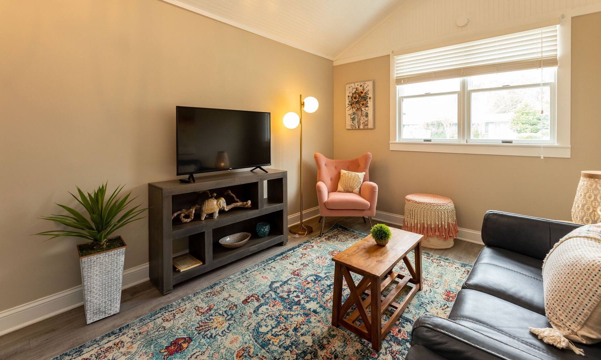 Manteo House | Newly Renovated Cottage within Walking Distance to Historic Manteo Waterfront