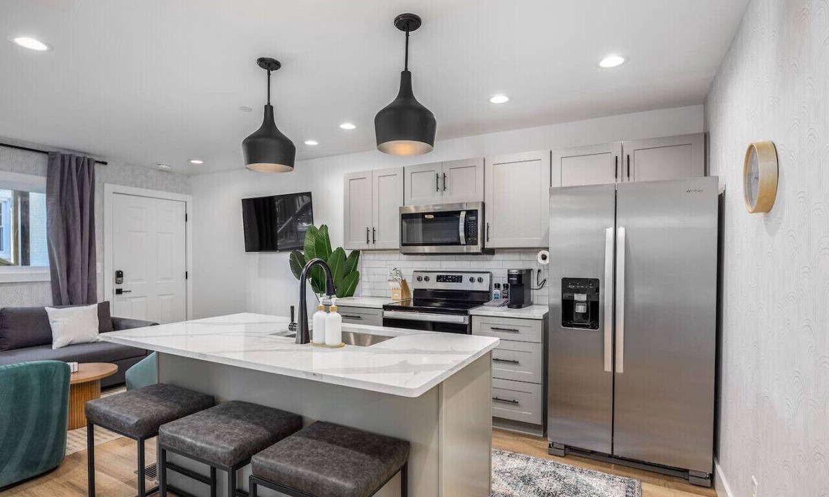 Hillsboro Village Apartment | No Stairs by Vanderbilt and Belmont, 3 miles to Downtown