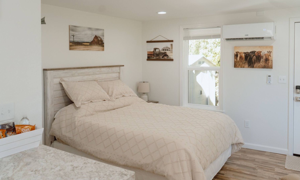 North Platte House | Noelle's Nest Close to Everything! Pet Friendly!