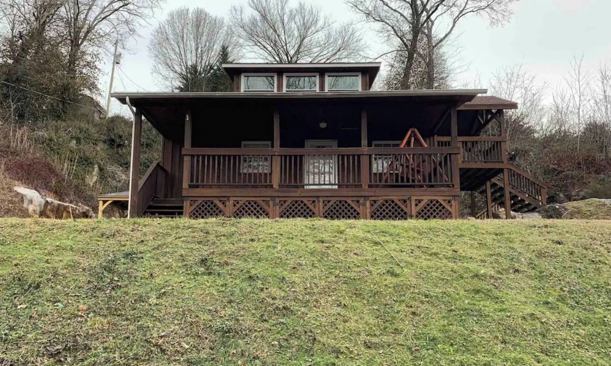Greeneville Cabin | Nolichuckey River Cabin with hot tub!