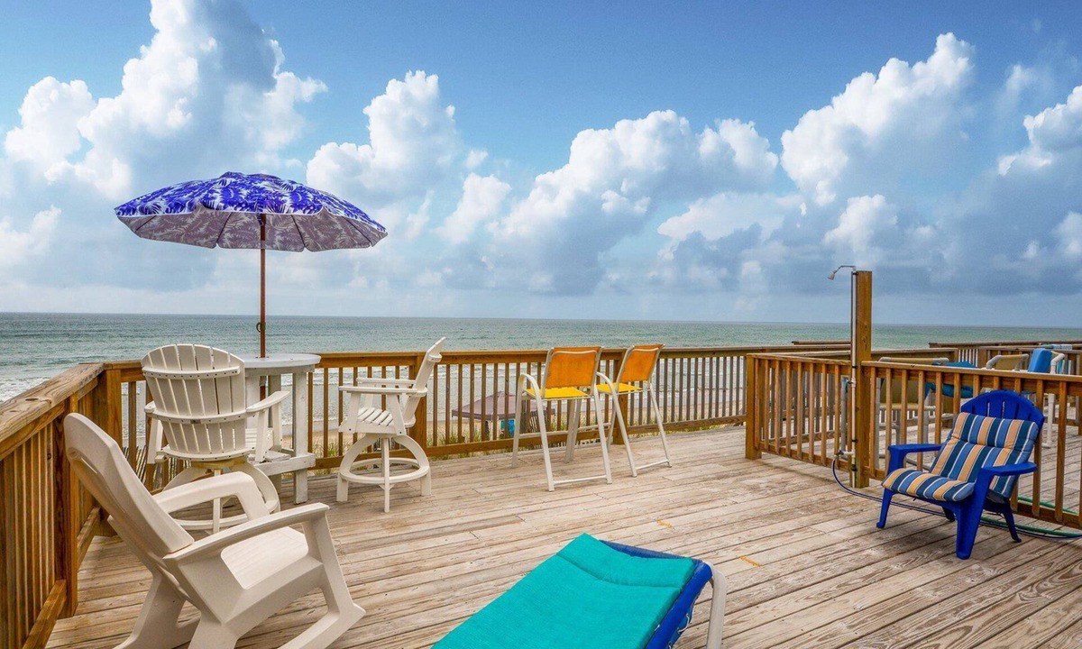 Surf City House | Oceanfront 3BR Turtle Cove townhome in Surf City, perfect for 7 guests.