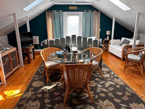 Leavenworth Apartment | Ohio River room with a view