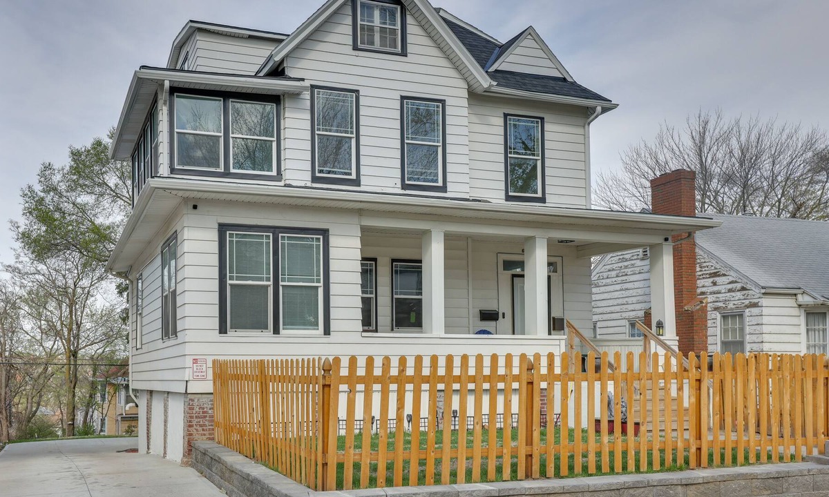 Joslyn Castle House | Omaha Historic Home Rental w/ Modern Interior!