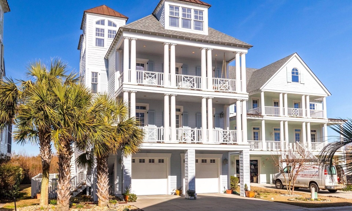 Atlantic Beach House | On the Sound 6BR 4.5BA home! Great for large families, 2 living spaces. Hot tub!