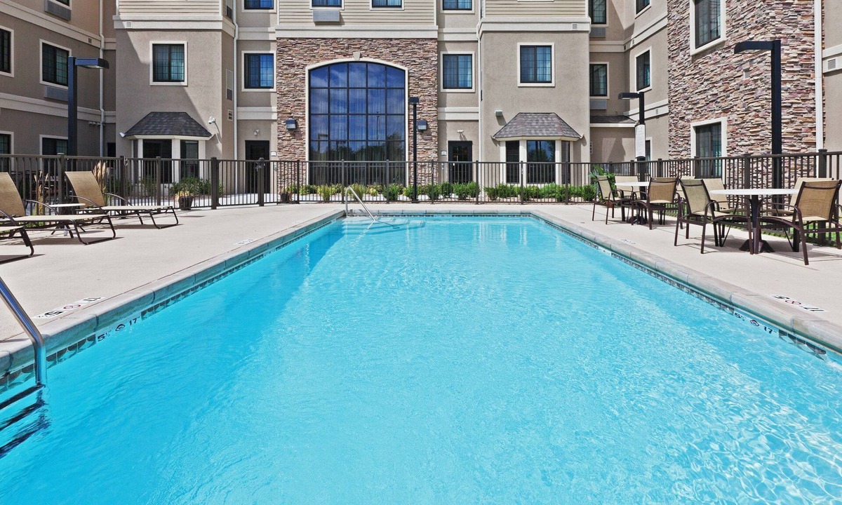 Greenwich Apartment | Outdoor Pool. Free Breakfast. Gym. Perfect for Groups!