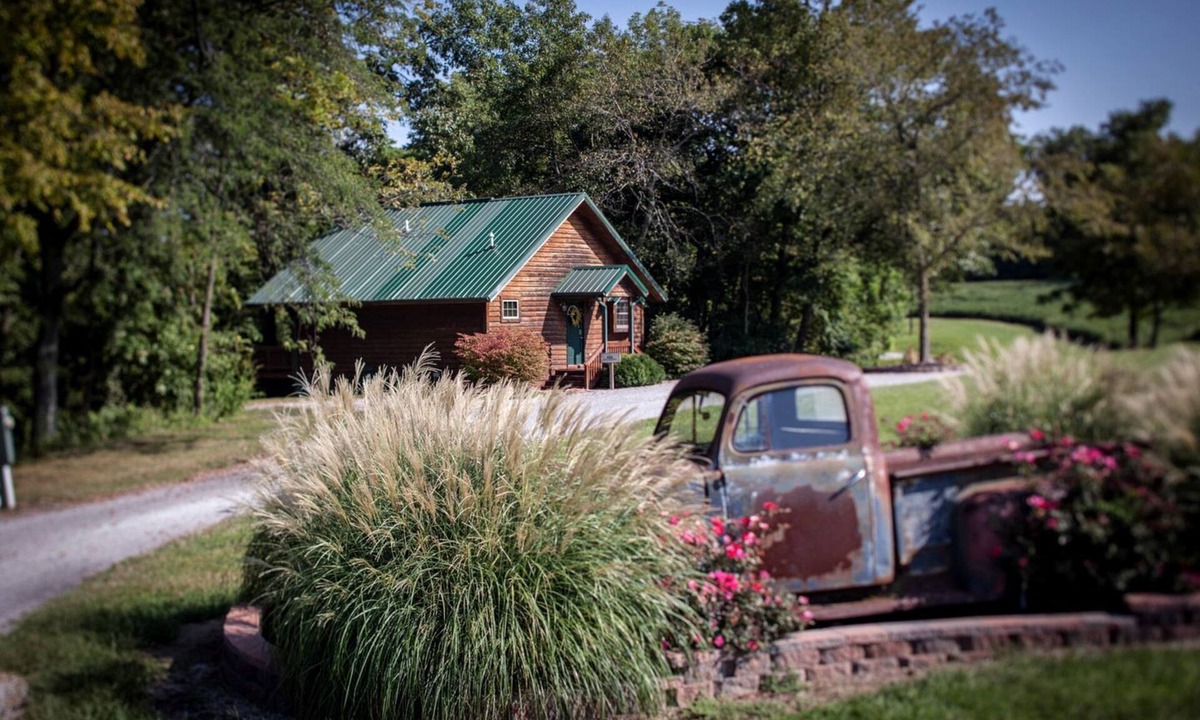 Carbondale Cabin | Outstanding Cabin with Hot-tub in Carbondale, Illinois