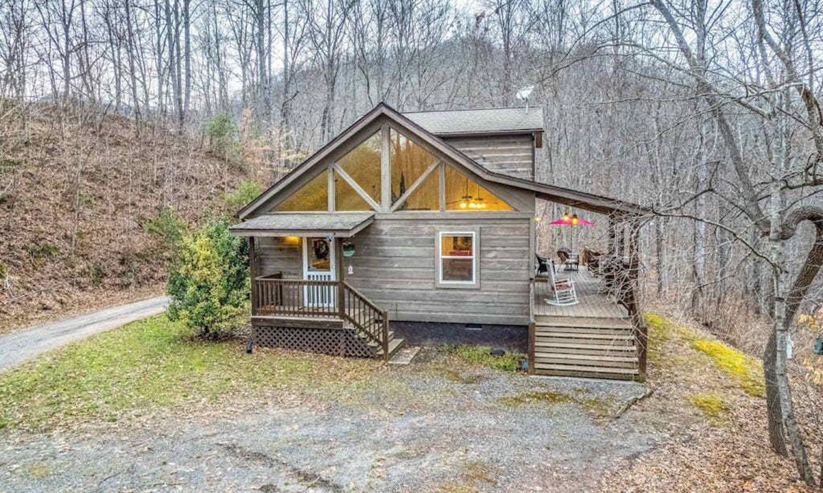 Sylva House | Outstanding mountain home with firepit, fast WiFi, furnished deck, views & grill