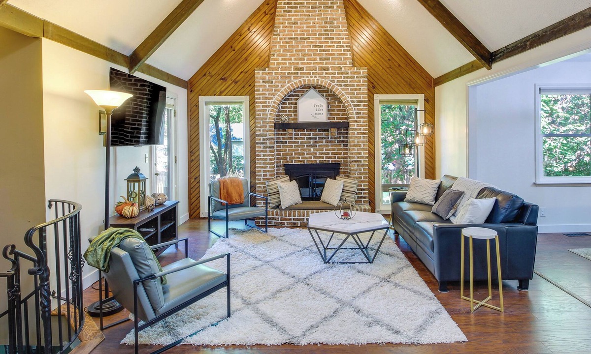 Overland Park Cottage | Overland Park Home w/Fenced-in Yard & Gas Grill!
