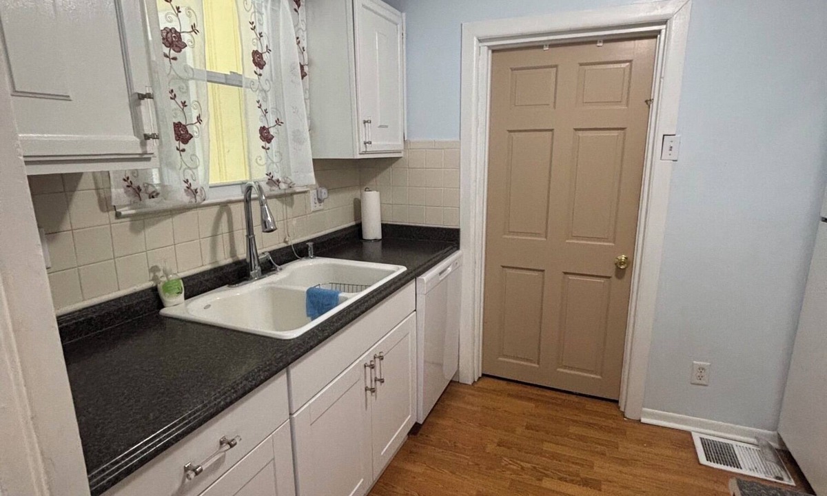 South Kansas City House | Perfect 1-Bedroom Brookside Place Close to Shopping