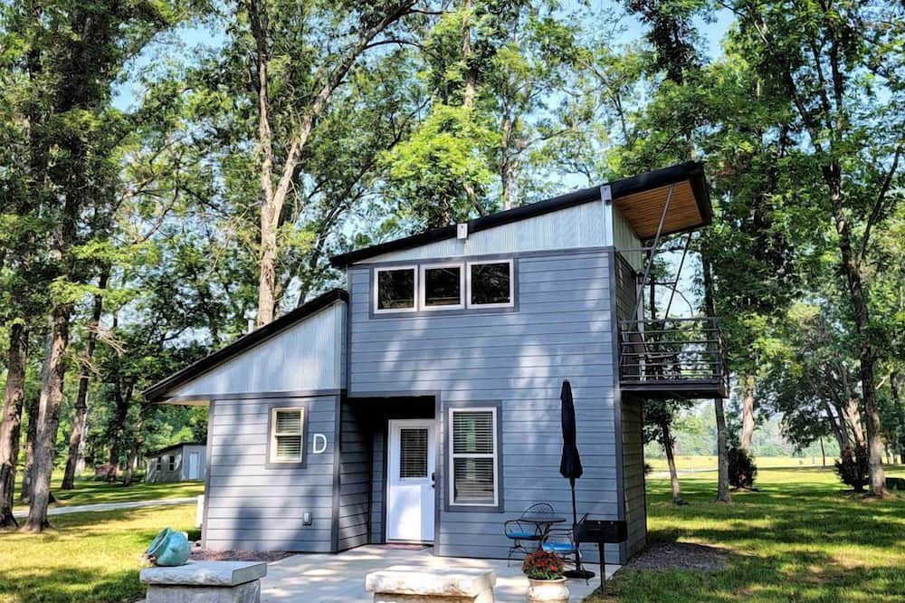 Owensville Cabin | Perfect Glamping Getaway for a Relaxing Vacation with Your Loved One: Pretty Tiny House in Owensville, Missouri