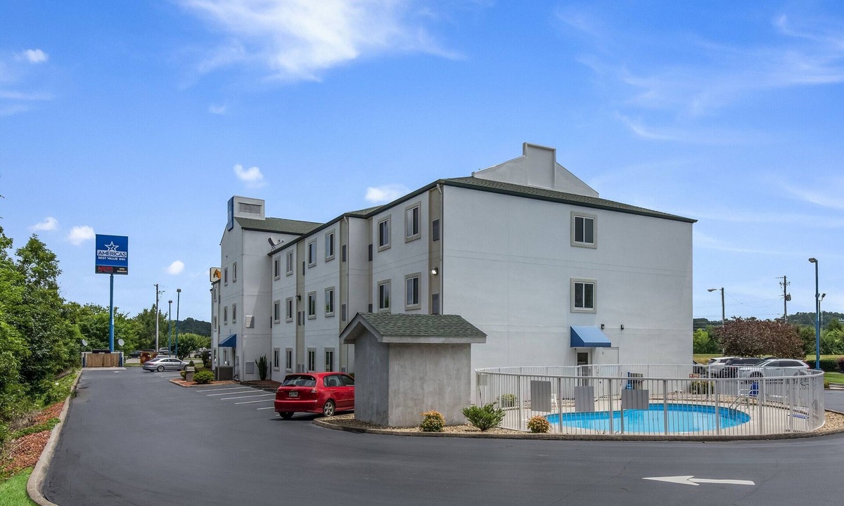 Knoxville Hotel | Pet-Friendly Knoxville Stay | Great Location | Pets Allowed, Free Parking
