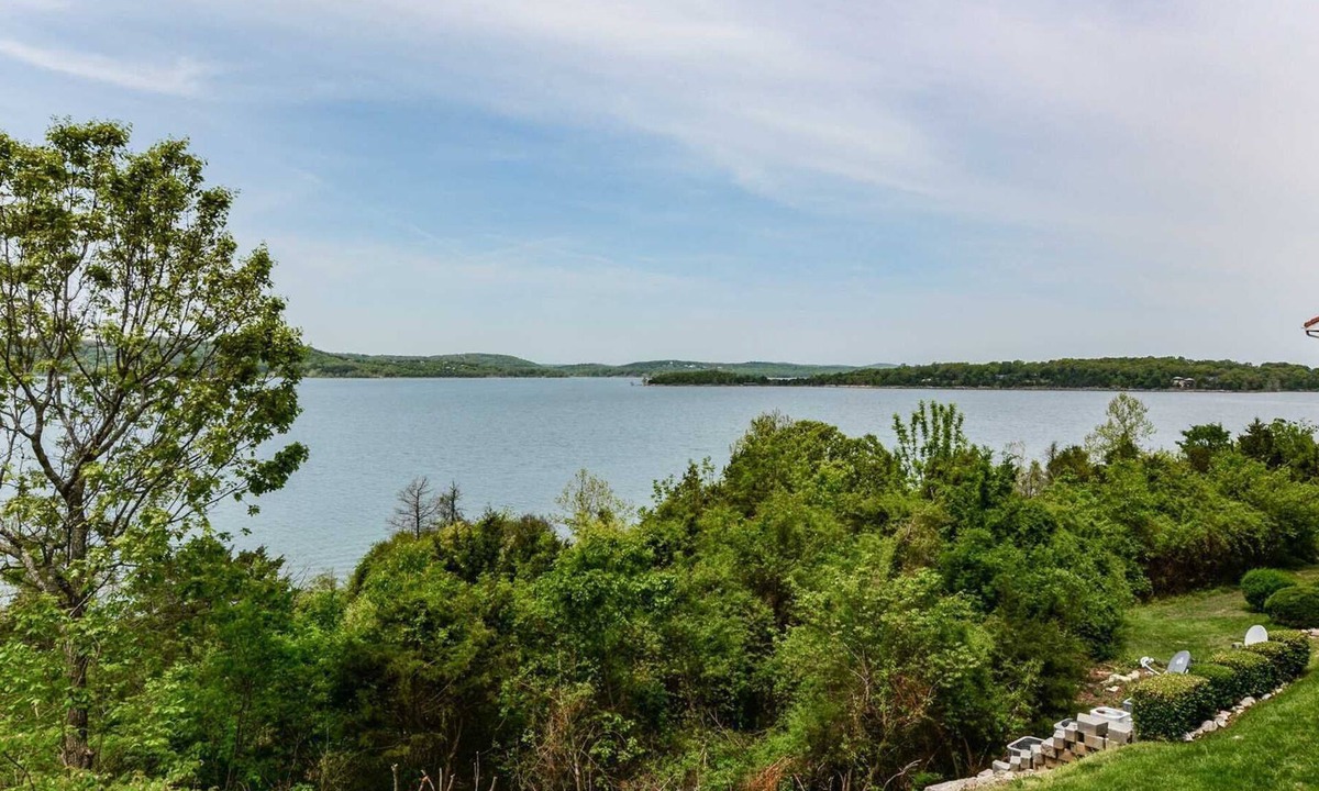 Hollister Condo | Pet-Friendly Luxury Condo on the Lake! - Full Kitchen, Whirlpool Tub, Pool - C4