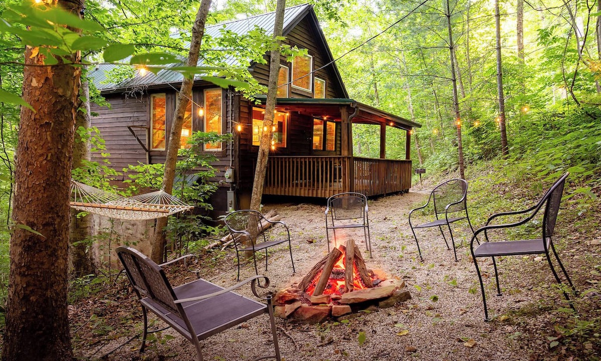 Stanton Cabin | Pet Friendly RRG Cabin Near Nada Tunnel with Hot Tub, Fire Pit & Cool A/C