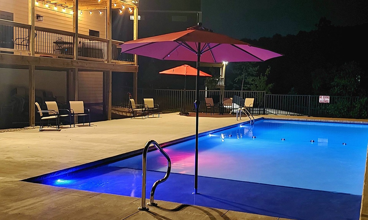 Branson House | Pool Opens March 10! Private Pool, Hot Tub, Arcade & more!