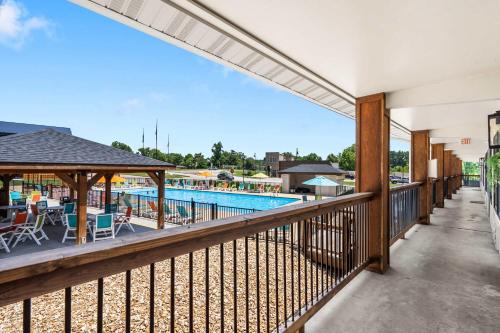 Downtown Branson House | Poolside Near the Landing For 2
