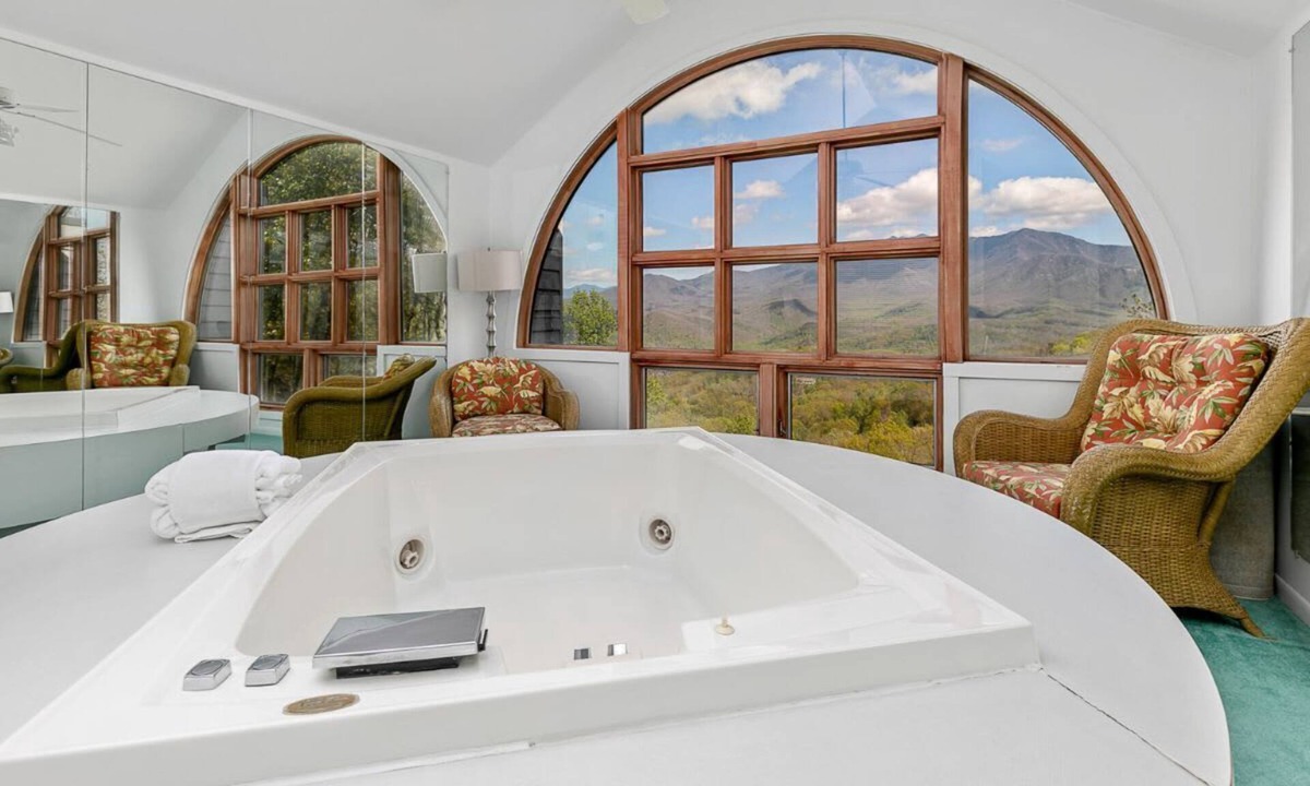 Chalet Village Cabin | Poppes VIEW, HotTub, Elevator, 2 K Sts, PoolTbl