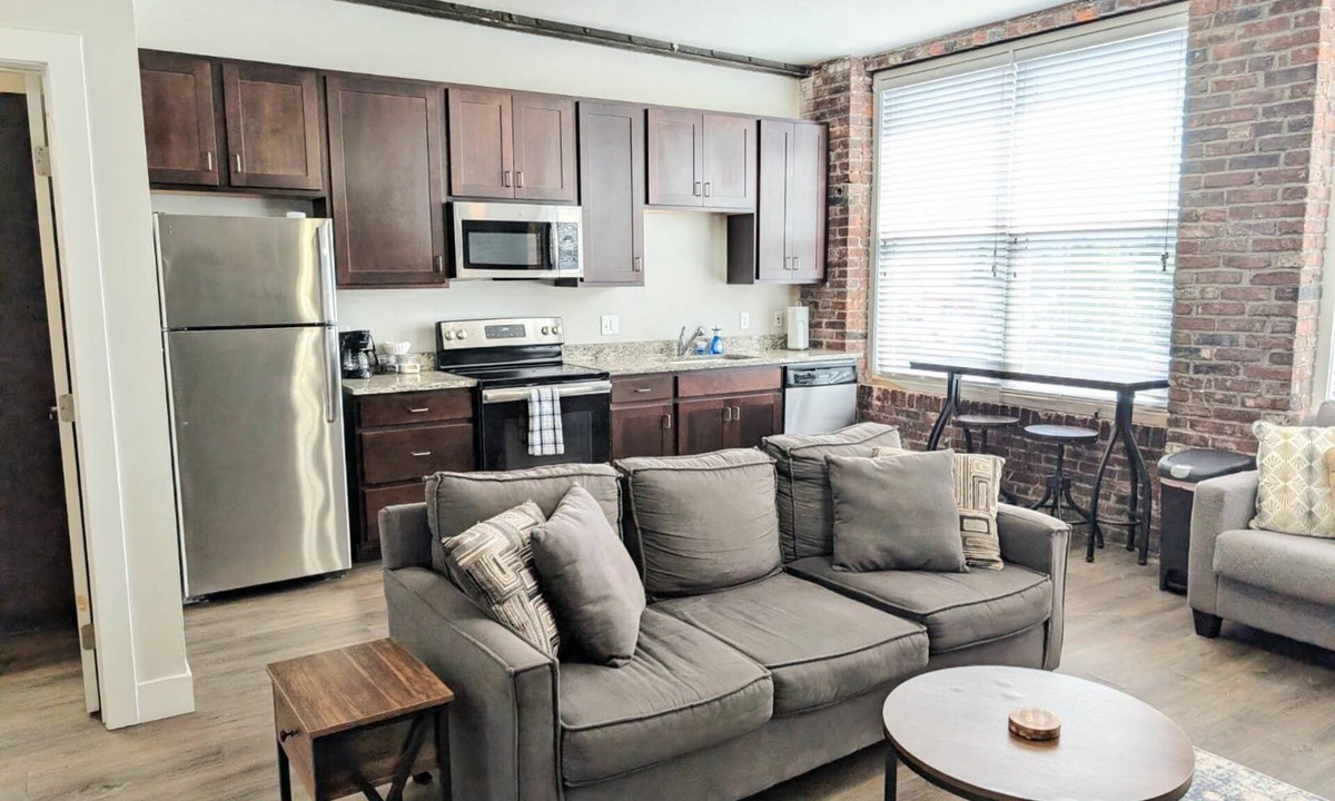 Central West End Apartment | Popular Queen Suite w/Parking – SLU 201