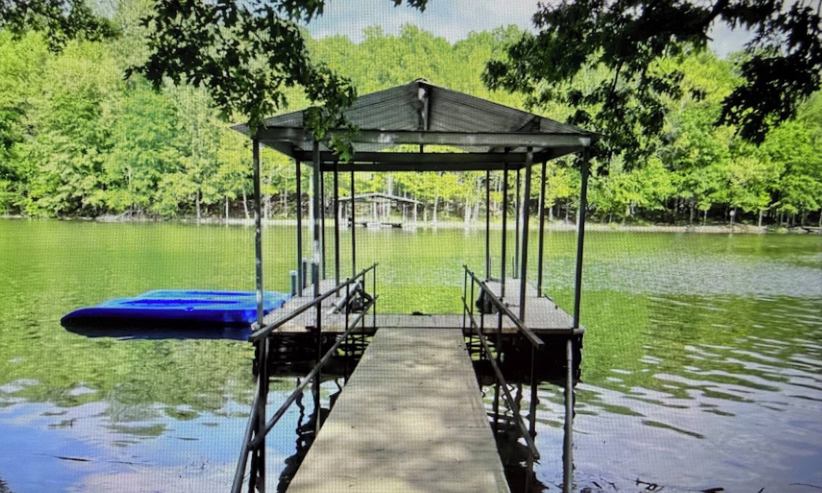 Eddyville House | Private Dock and Slip with Charming 3-bedroom home on Lake Barkley/Kentucky Lake