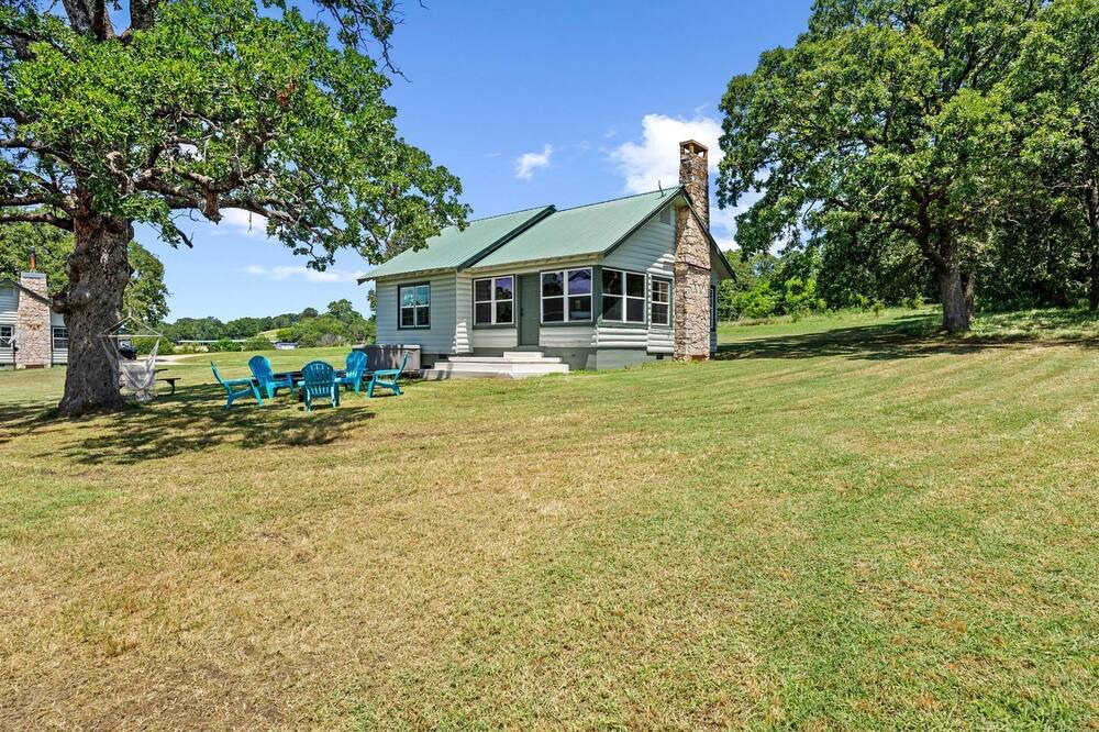 Madill Cabin | Private Nature Escape: Wooden Cabin with Lake Views in Madill, Oklahoma