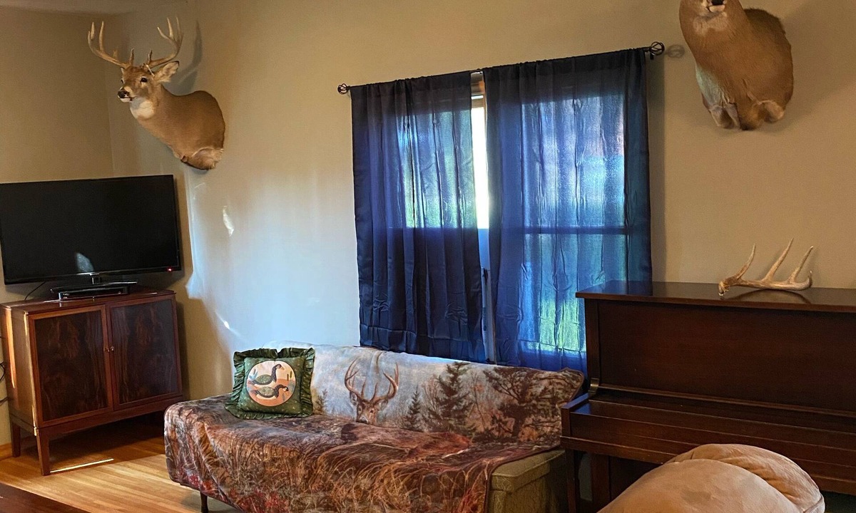 Knox County House | Private updated hunting lodge/farmhouse