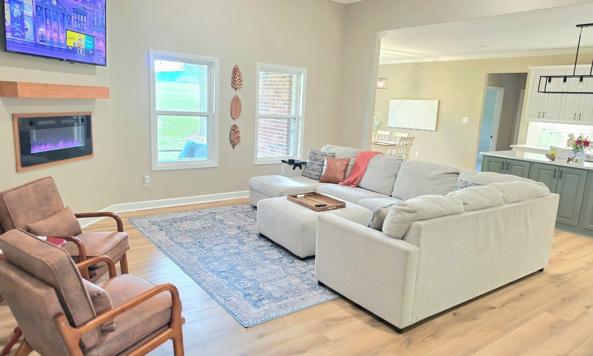 Jones Mills House | Pup Friendly Pool Golf 15 miles to Magic Springs!