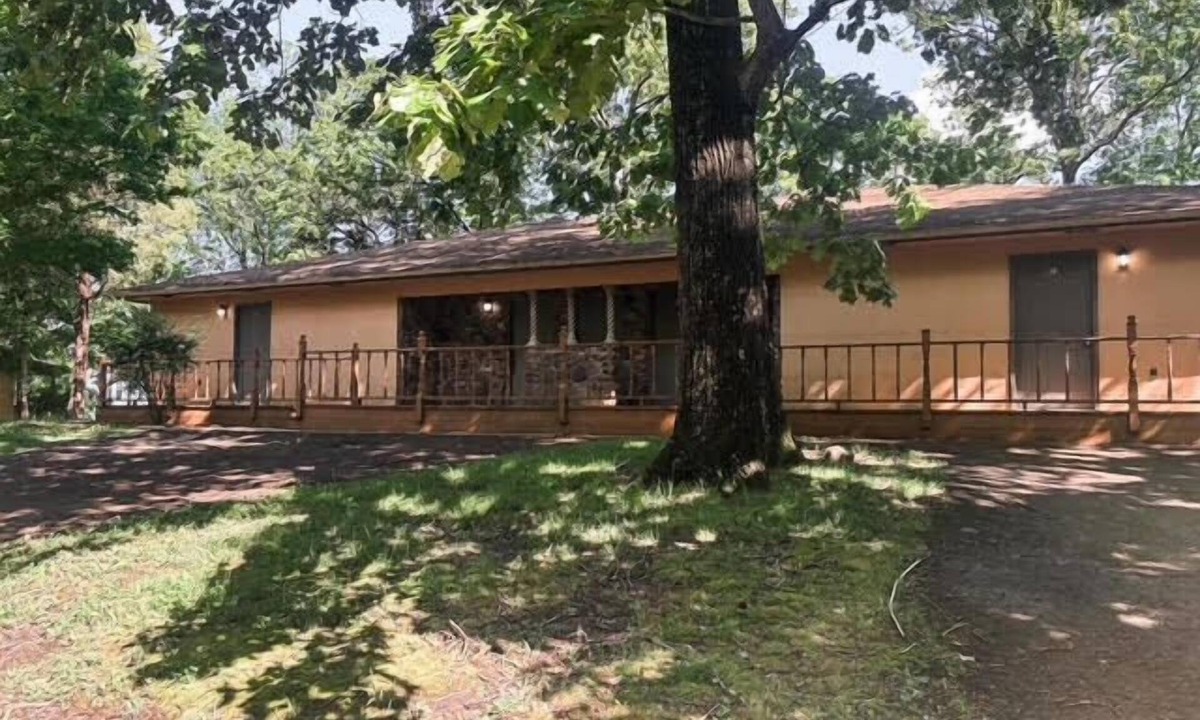 Golconda House | Quad Deluxe Cabin -Bungalow w/Two Kitchens & 4 Bedrooms!