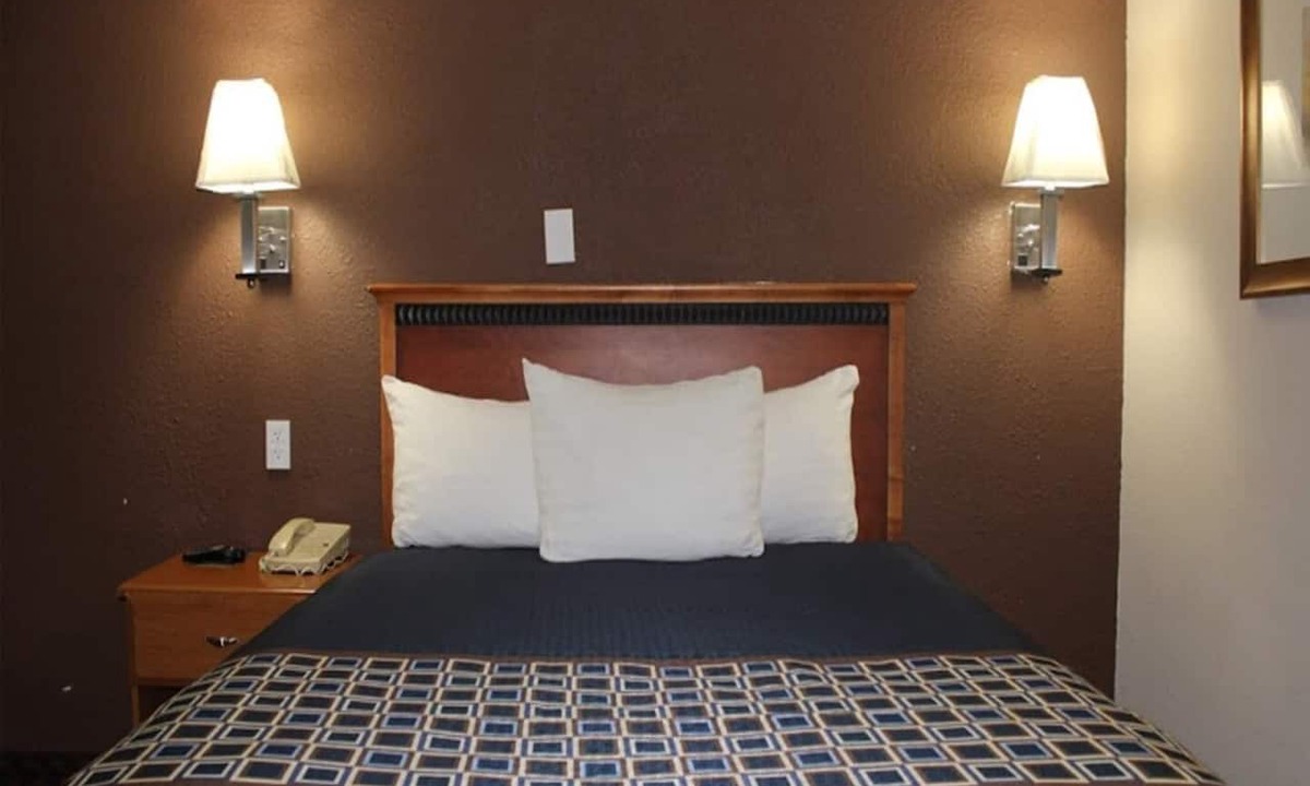 South Central Omaha Apartment | Queen Bed Accessible Non-Smoking