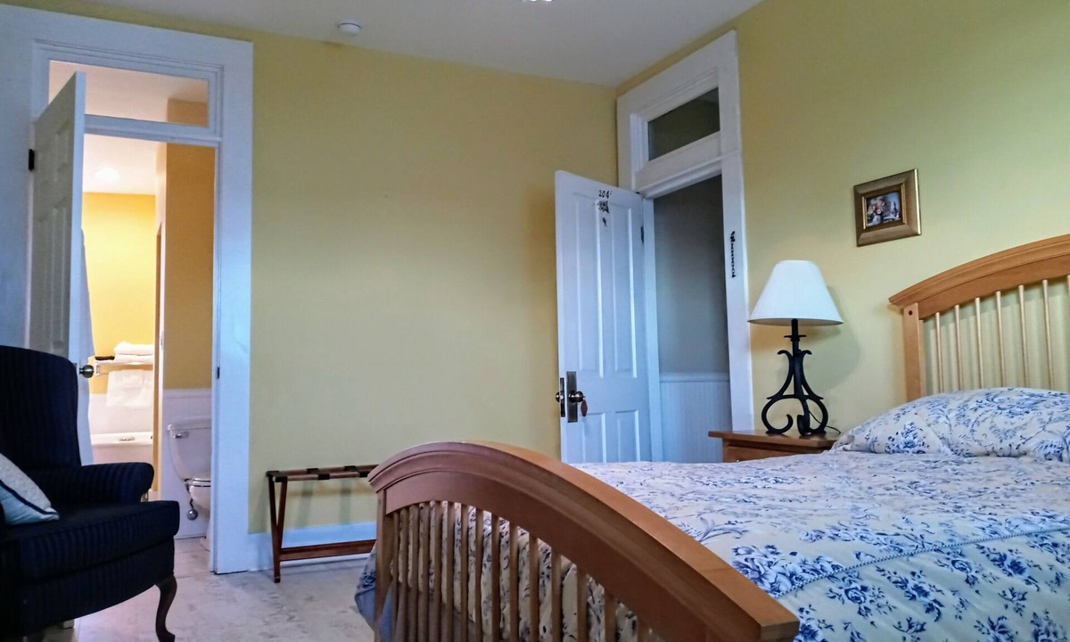 Cowan House | Queen ensuite room in historic railroad inn & town. Continental breakfast.