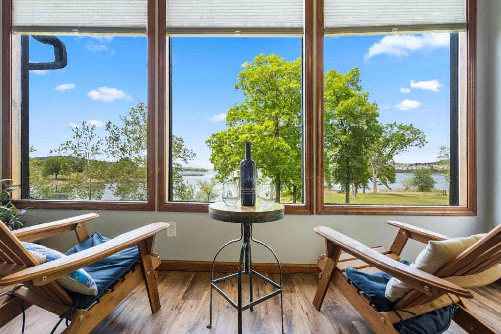 Big Cedars Cabin | Red Bud Cove Lakefront Farm House on Table Rock Lake
