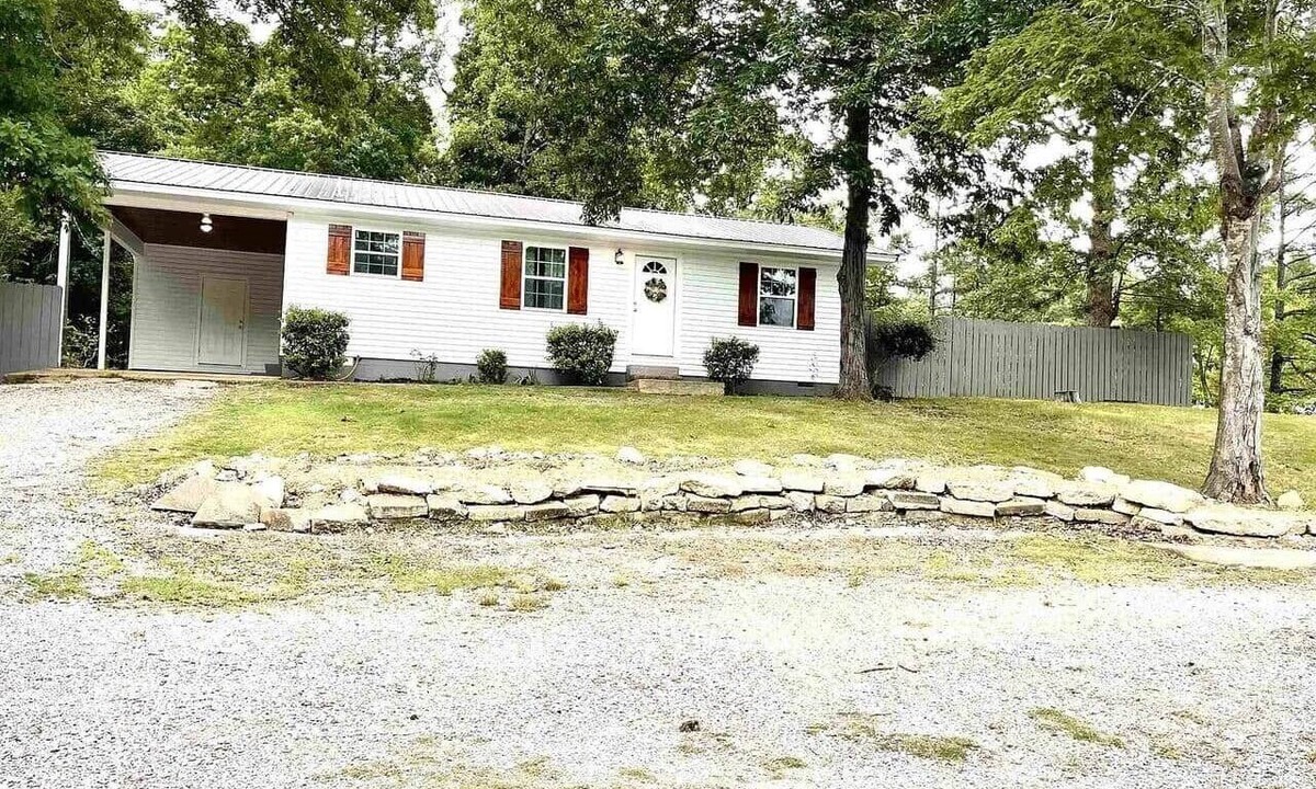 Pickwick Dam House | Reel'em Inn fishing cabin in the Heart of Pickwick