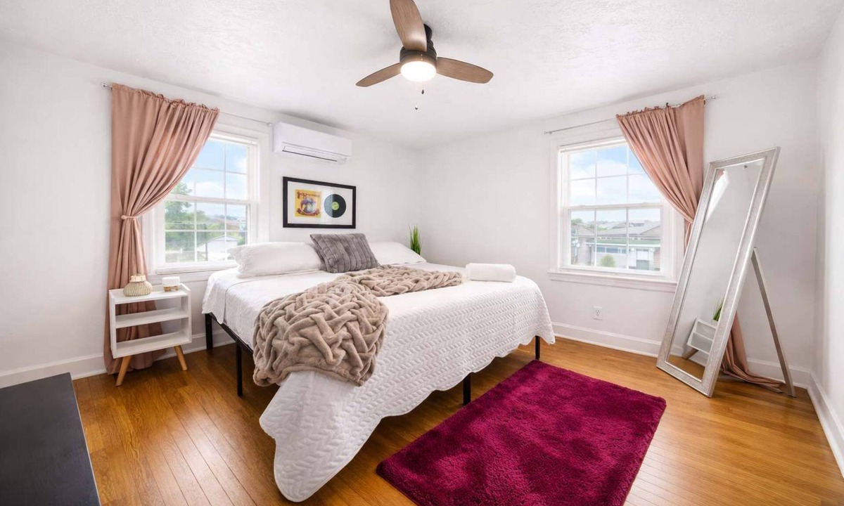 Audubon Apartment | Relaxing king bed suite close to Churchill Downs!