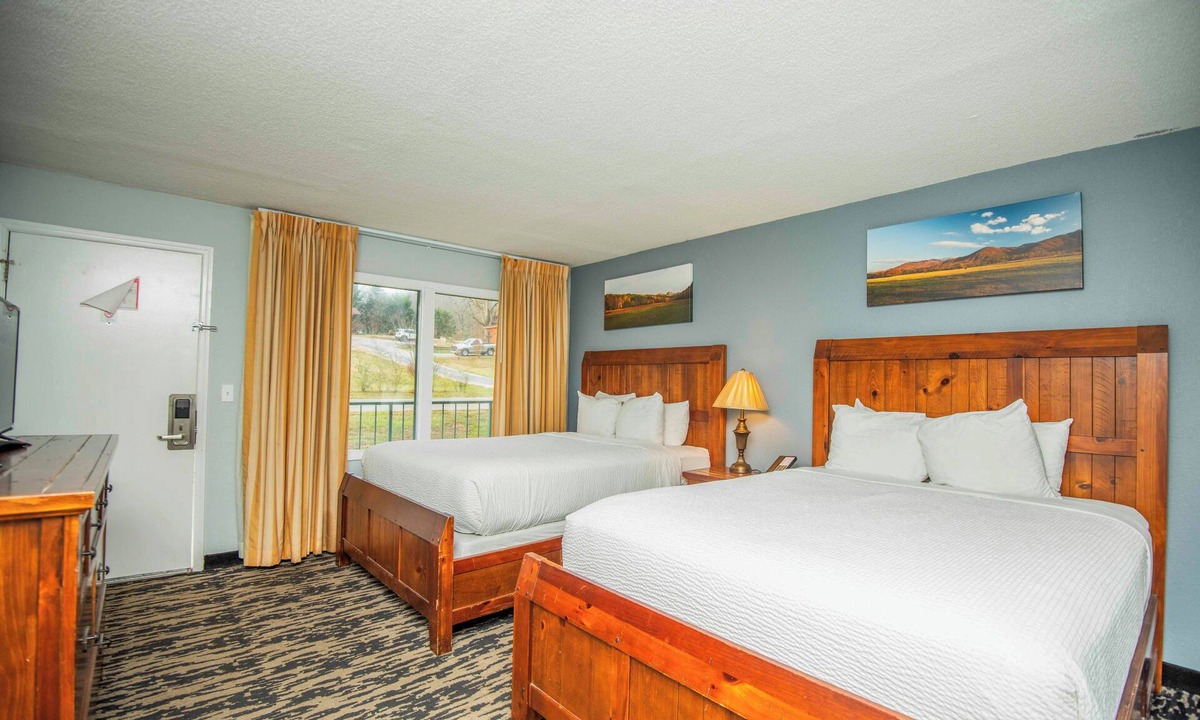 Townsend Hotel | Renovated 2 Queen Suite