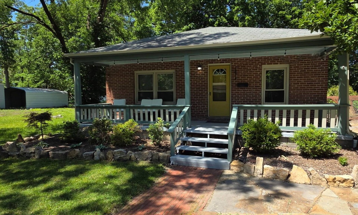 Lawrence House | RETRO RETREAT, charming 3-bedroom house with AC in welcoming Lawrence