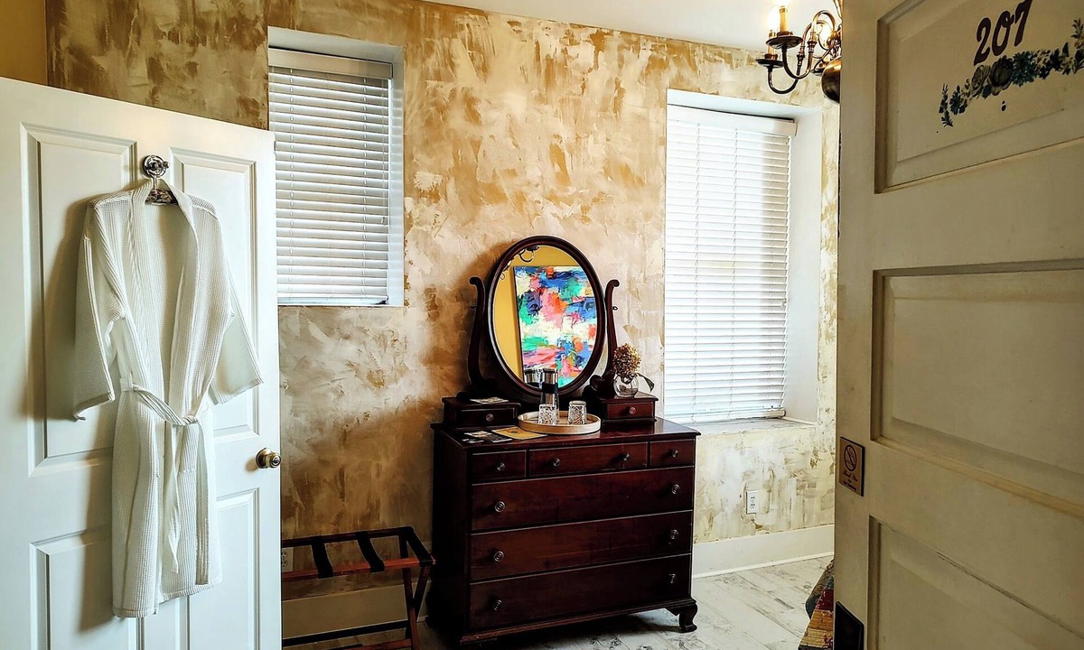 Cowan Hotel | Retro Vibe 2nd Flr Q ensuite, historic Railroad inn/town. Continental breakfast!