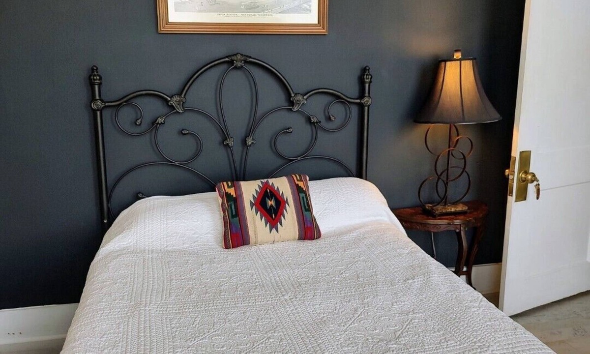 Cowan Apartment | Retro Vibe RR inn & town! 2nd floor full ensuite BR. Continental Breakfast.