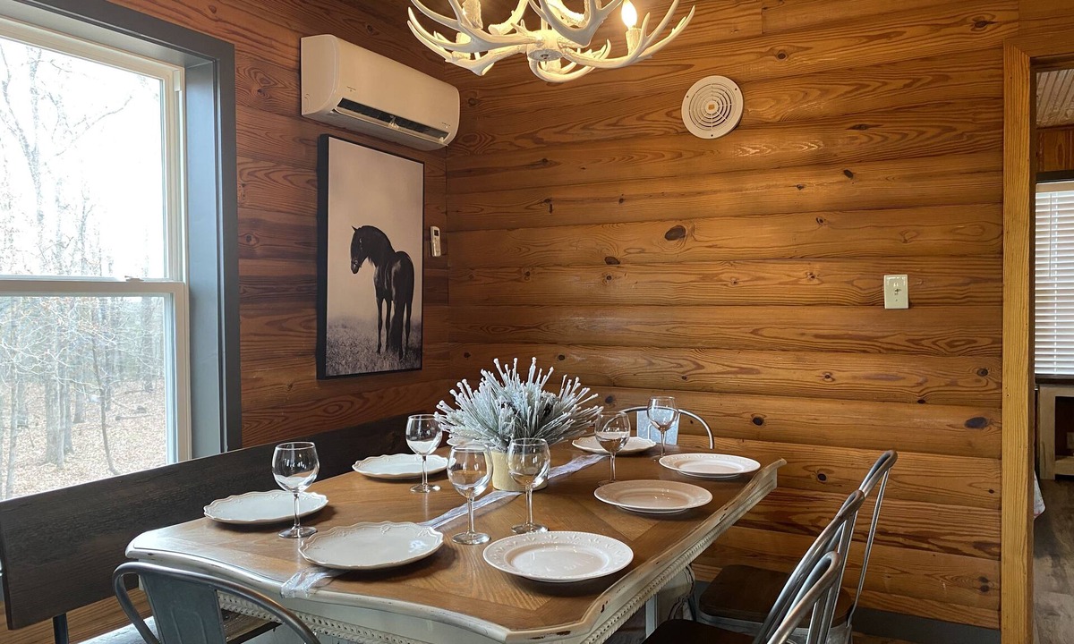 Mena House | Ride 2 WPG trails, King, Mnt Cabin, Fast WiFi Firepit, Paved, Circle dr parking