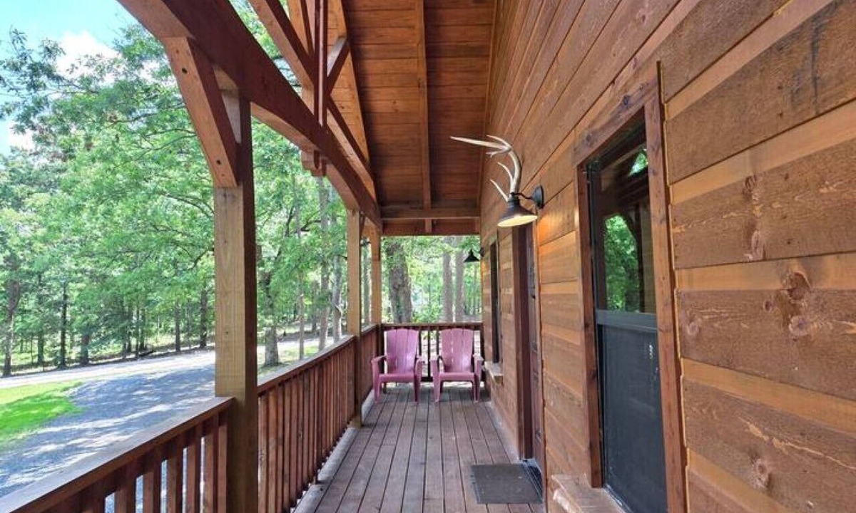 Mena Cabin | Ride your ATV 3 miles to WPG, Cozy Cabin, Slps 5