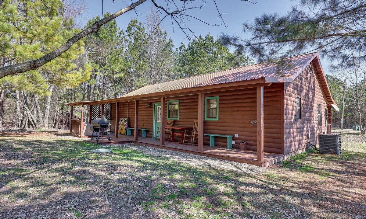 Hochatown Cabin | Riverfront Fishing Cabin | 3BR Sleeps 6 | Great Weekday Rates