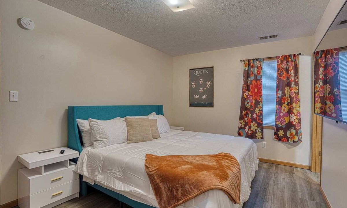Newburgh Apartment | RiverTown Retro: 1970s Retreat | 1BR Downtown Newburgh | Walk to River & Coffee